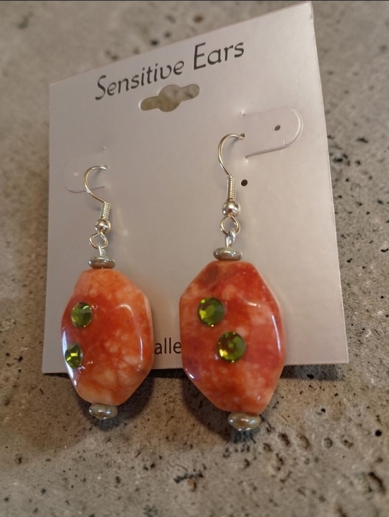 Source Unknown Jewelry - NWT irregular, mottled orange stones with small green rhinestones earrings 2"
